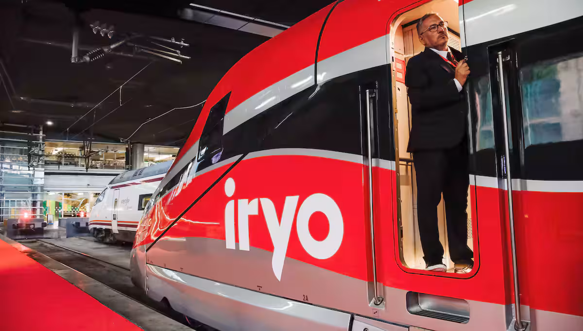 Imagen de un tren de la compañía de bajo coste  Iryo.