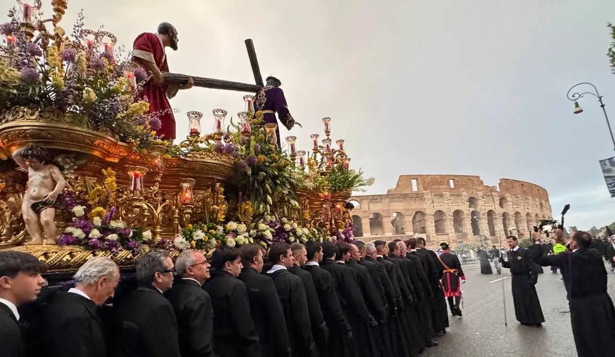 El Nazareno, junto a su trono, durante la reciente participación en los actos religiosos realizados en Roma.