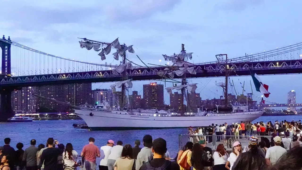 La gente mira al Cuauhtémoc, un buque escuela de la Armada mexicana, en el East River.