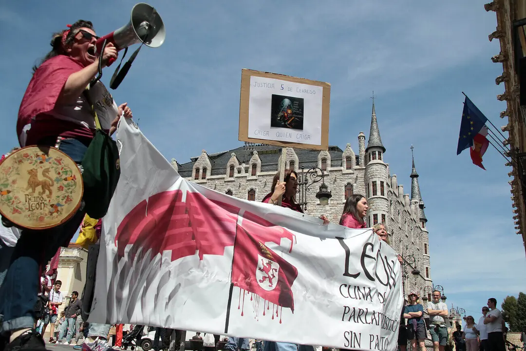 Más de un millar de personas asisten a la convocatoria de Conceyu País Llionés y Xuntanza Llionesista en León. Foto: Peio García.