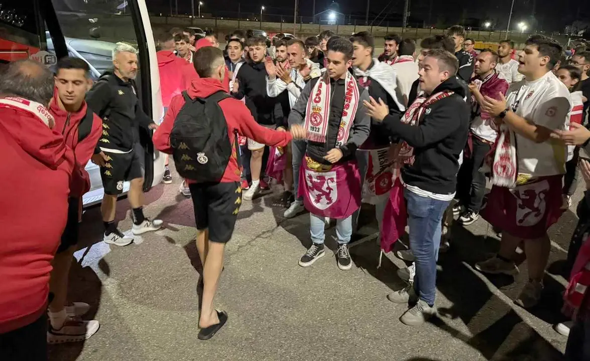 Aficionados leoneses esperan a la llegada del equipo al Reino de León a su regreso de El Toralín.