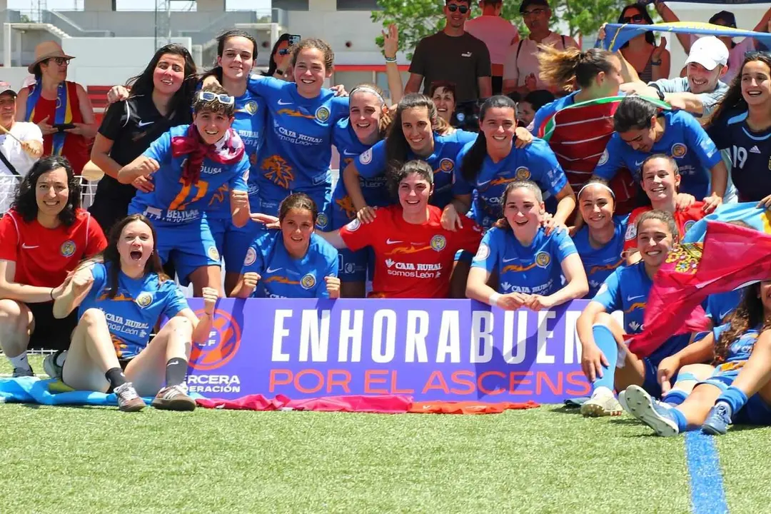 Las jugadoras del Olímpico, a la conclusión del partido, celebrando su ascenso.