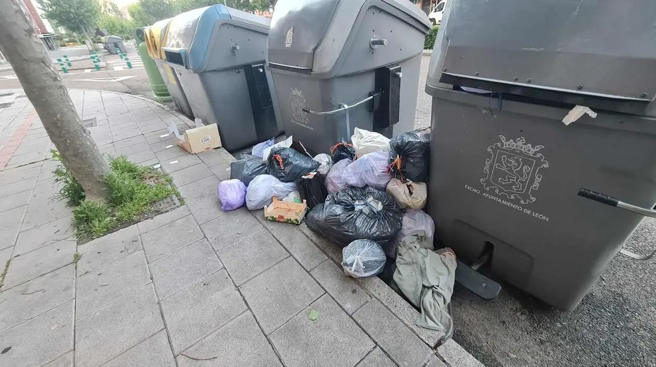 Imagen de los residuos urbanos en la calle en la zona de Eras de Renueva este lunes.
