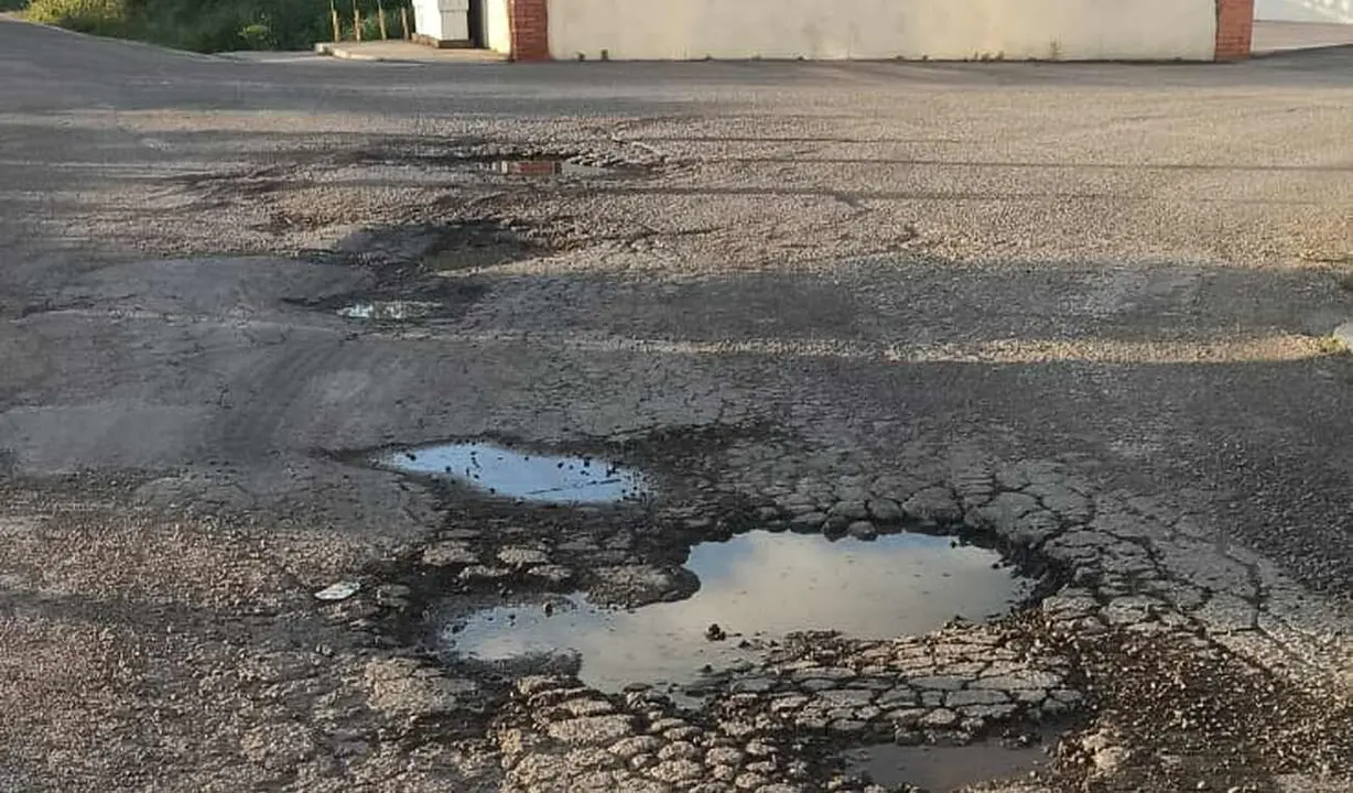 Los populares denuncian la "falta de respuesta" del equipo de gobierno pese a los contratos millonarios para conservación viaria y alertan de la situación en zonas como la entrada a Lactiber. Foto: PP municipal