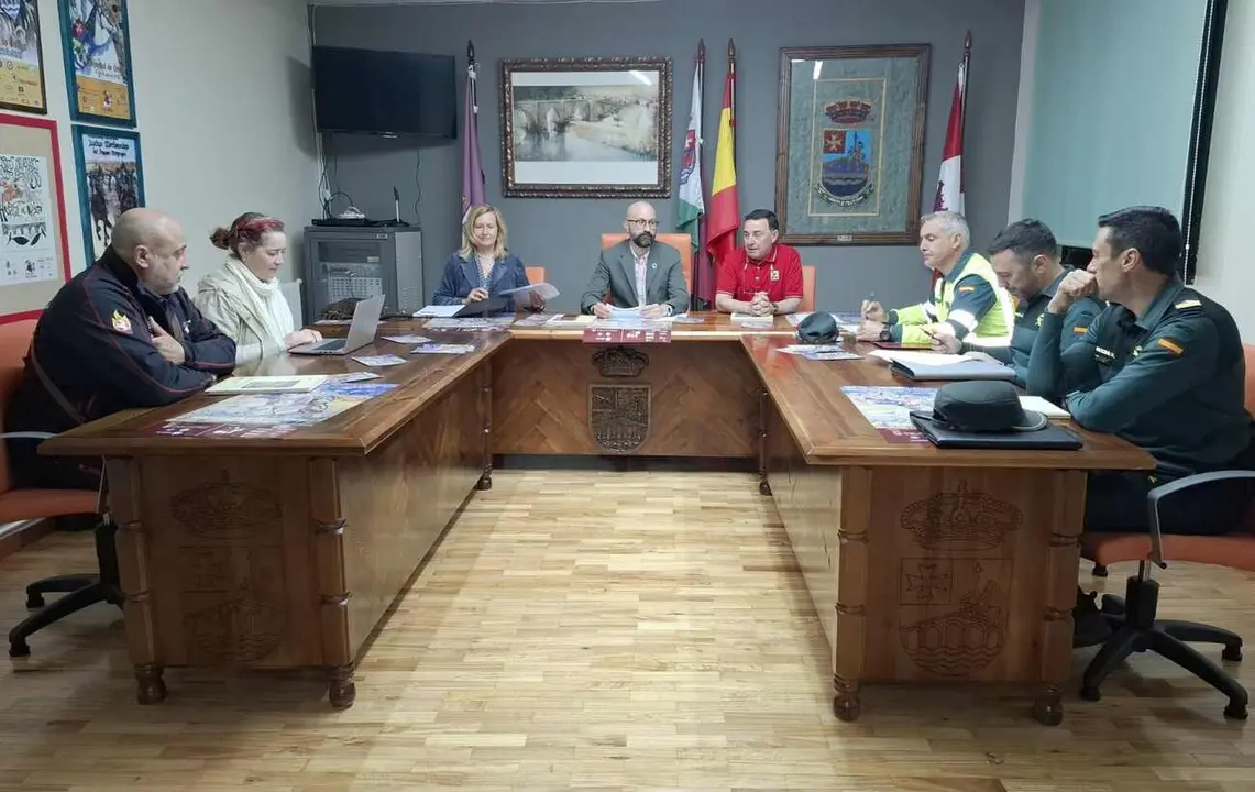 Un instante de la reunión de trabajo celebrada este lunes.
