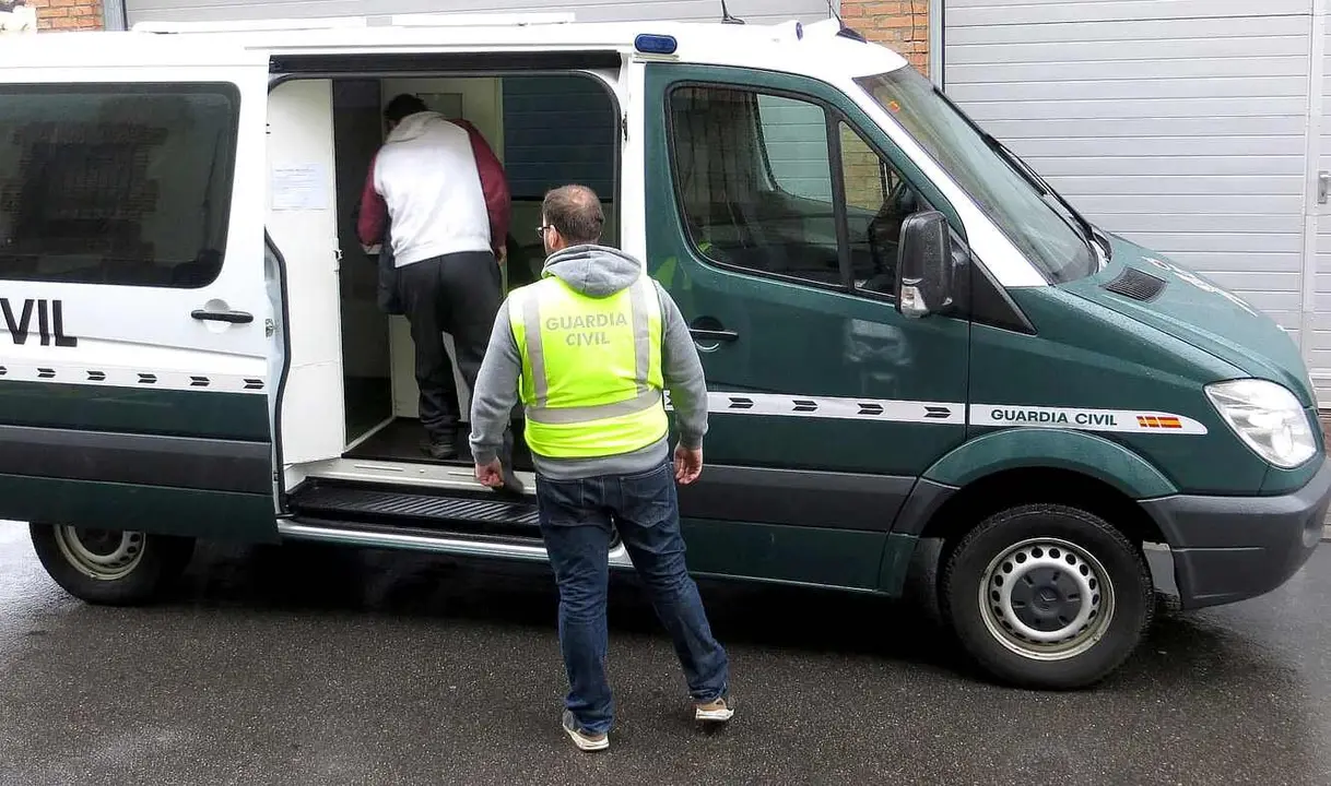 El detenido, en el momento de ser trasladado en el furgón de la Guardia Civil.