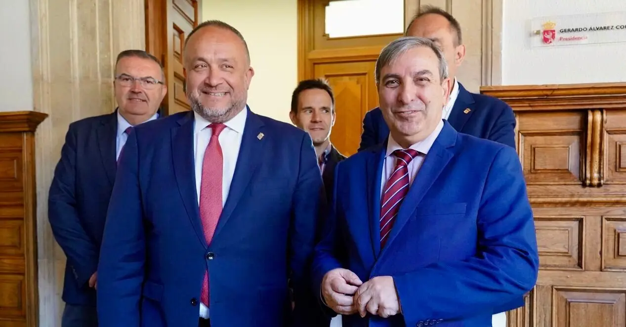 El presidente de la Diputación de León, Gerardo Álvarez Courel, y los vicepresidentes Roberto Aller y Valentín Martínez reciben al consejero de Movilidad y Transformación Digital, José Luis Sanz Merino, para abordar el convenio sobre Territorio Rural Inteligente y la mejora de la TDT. Foto: Campillo