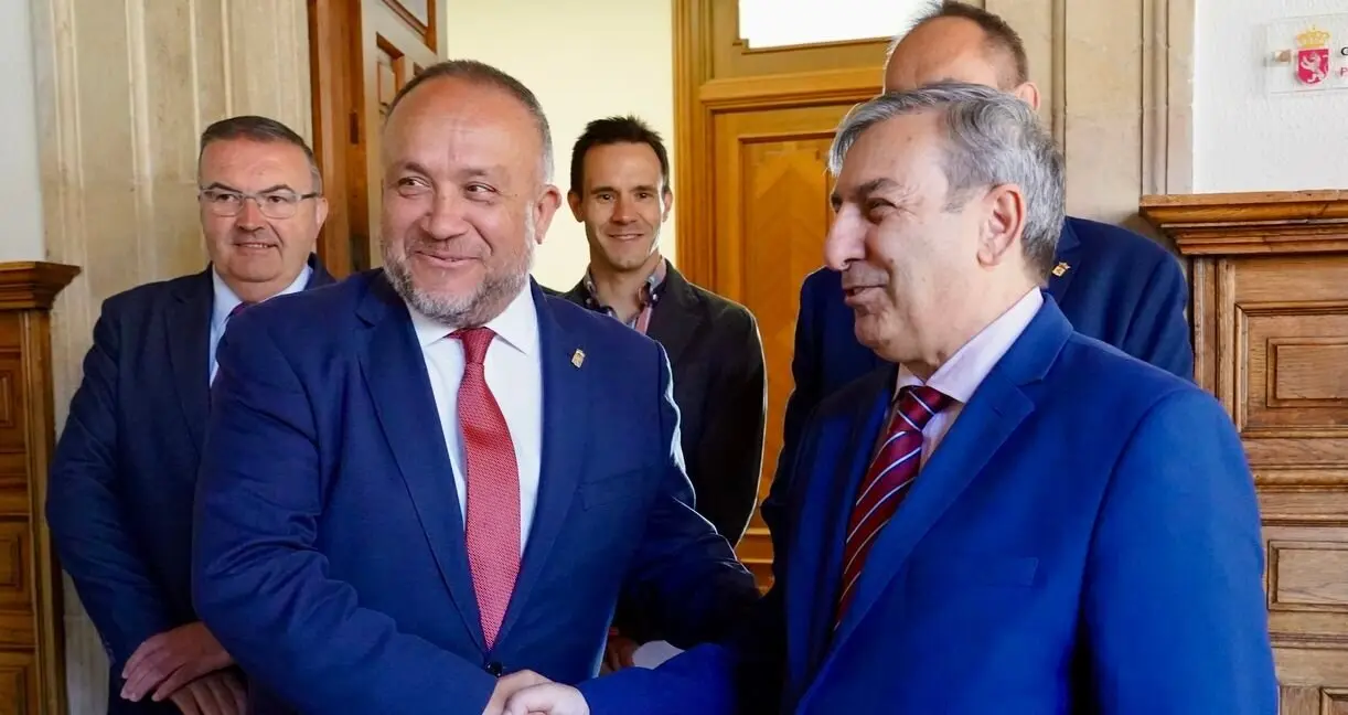 El presidente de la Diputación de León, Gerardo Álvarez Courel, y los vicepresidentes Roberto Aller y Valentín Martínez reciben al consejero de Movilidad y Transformación Digital, José Luis Sanz Merino, para abordar el convenio sobre Territorio Rural Inteligente y la mejora de la TDT. Foto: Campillo.