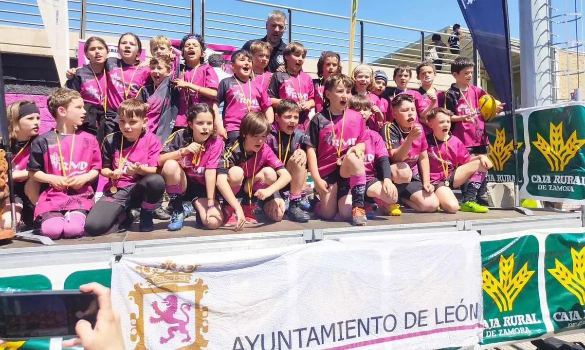 El equipo M10 del León Rugby Club, premiado por el Ayuntamiento de León.