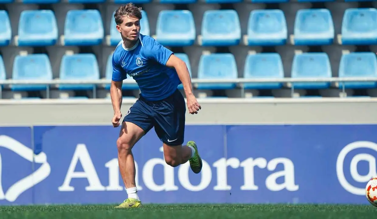 Un jugador del Andorra, durante una sesión de entrenamiento.