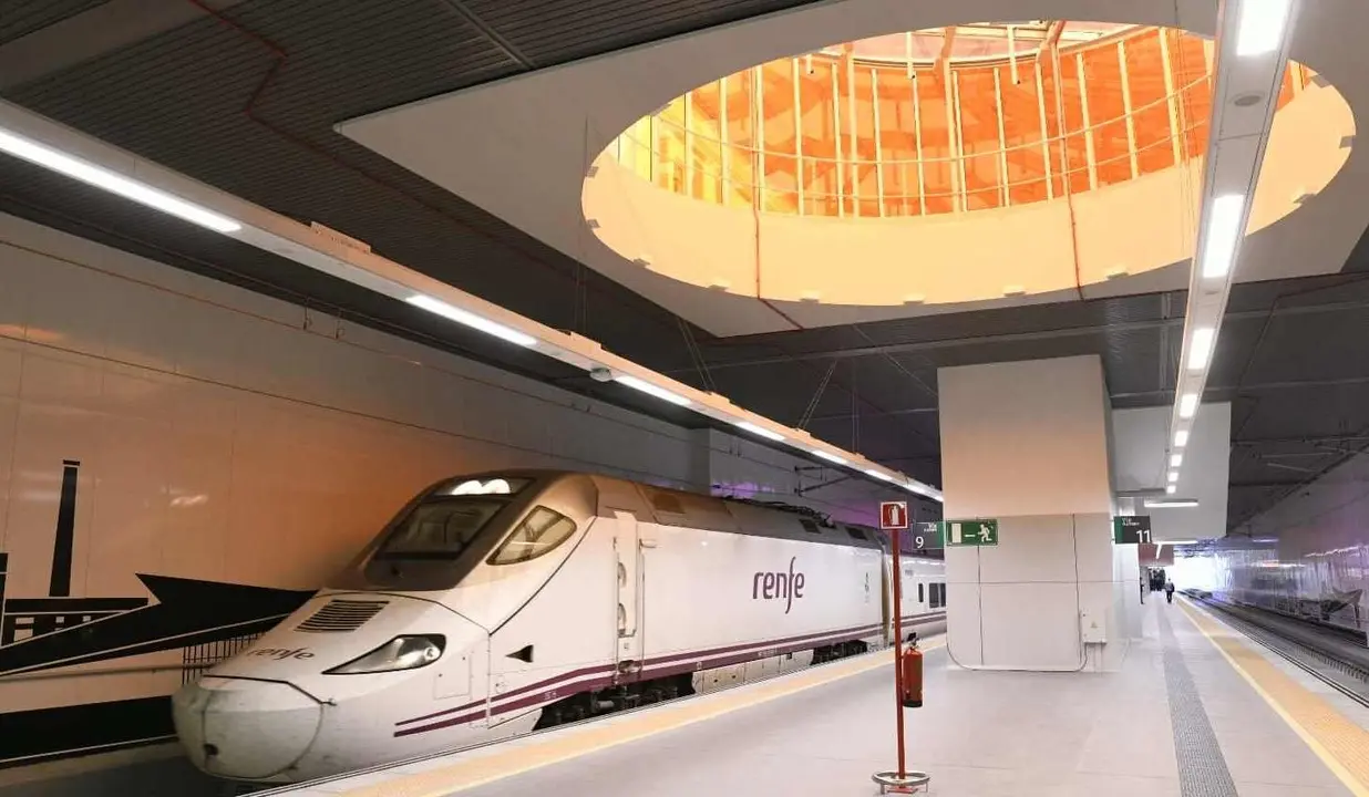 Imagen de un tren Alvia en la estación de León.