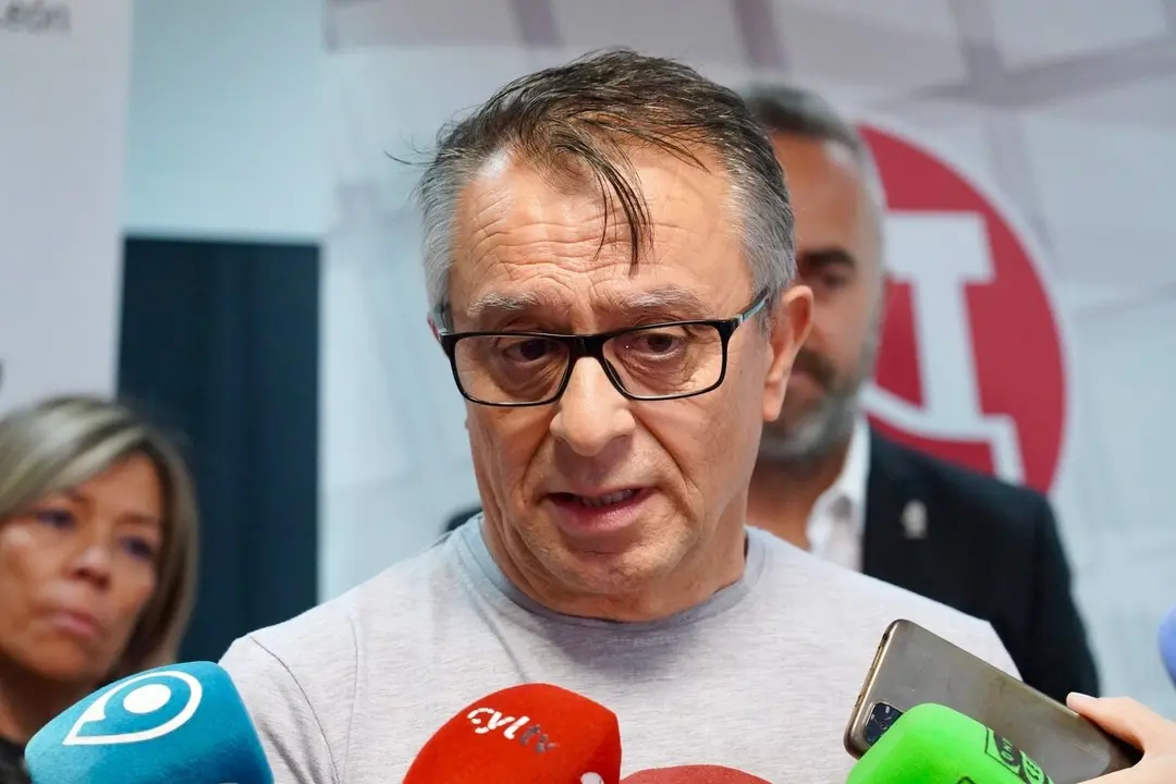 La Federación de Servicios, Movilidad y Consumo de UGT en Castilla y León celebra sus Jornadas de Acción sindical y Negociación Colectiva, Juventud, Mujeres y personas LGTBI. El secretario general de UGT Castilla y León, Óscar Lobo, atiende a los medios junto al secretario general de FeSMC UGT CyL, Héctor Yágüez Martín, la secretaria de Acción Sindical y Coordinación Sectorial de FeSMC UGT CyL, Mónica Gay Ceñal, y el vicesecretario General Área externa de FeSMC, Pedro Aller