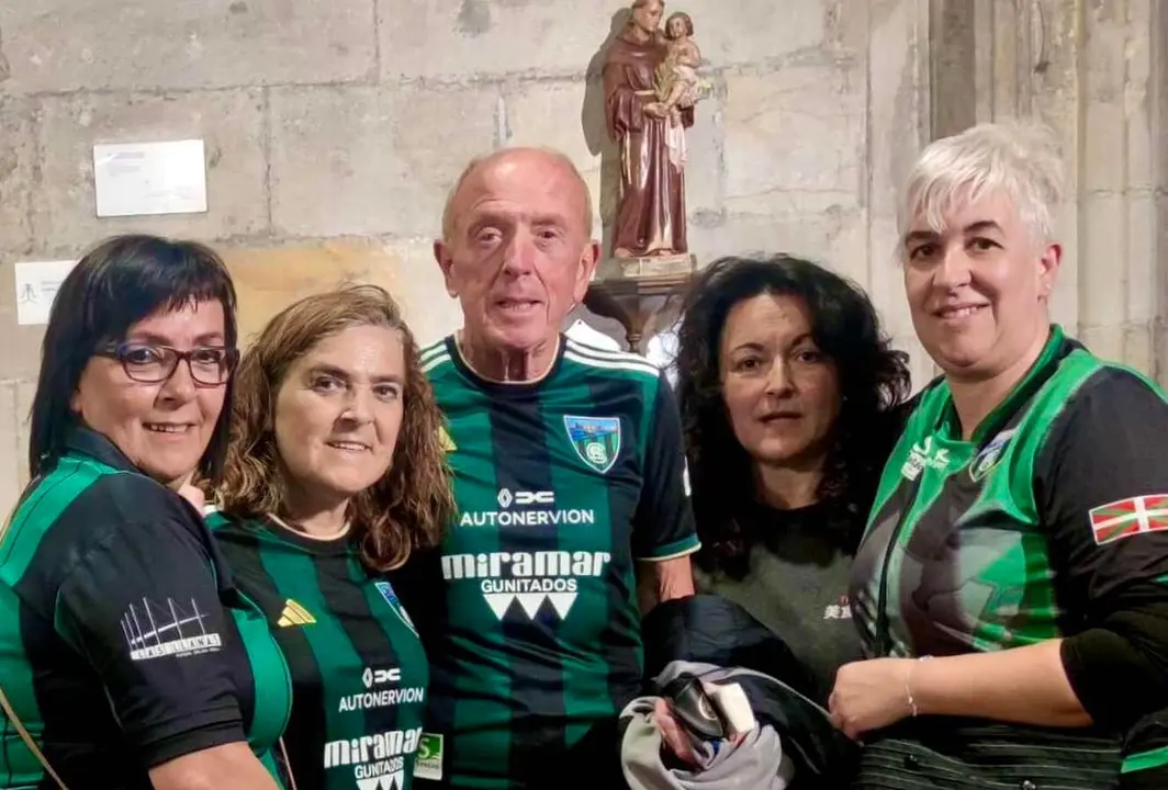 Fernando San Cristóbal, personaje clave en la historia del Sestao, acude a rezarle a la Amatxu de Begoña.