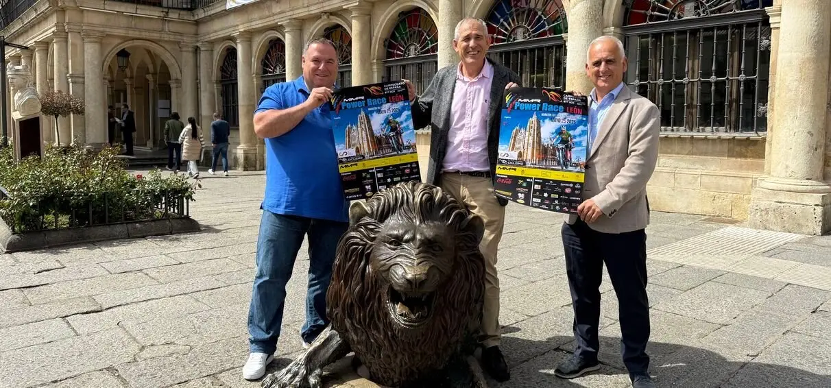 Vicente Canuria, concejal de Deportes, se ha reunido este miércoles con Oscar Martínez, director de carrera y presidente del club deportivo Maragatos Bike y Ramón Méndez, responsable de comunicación de Coca-Cola en León.