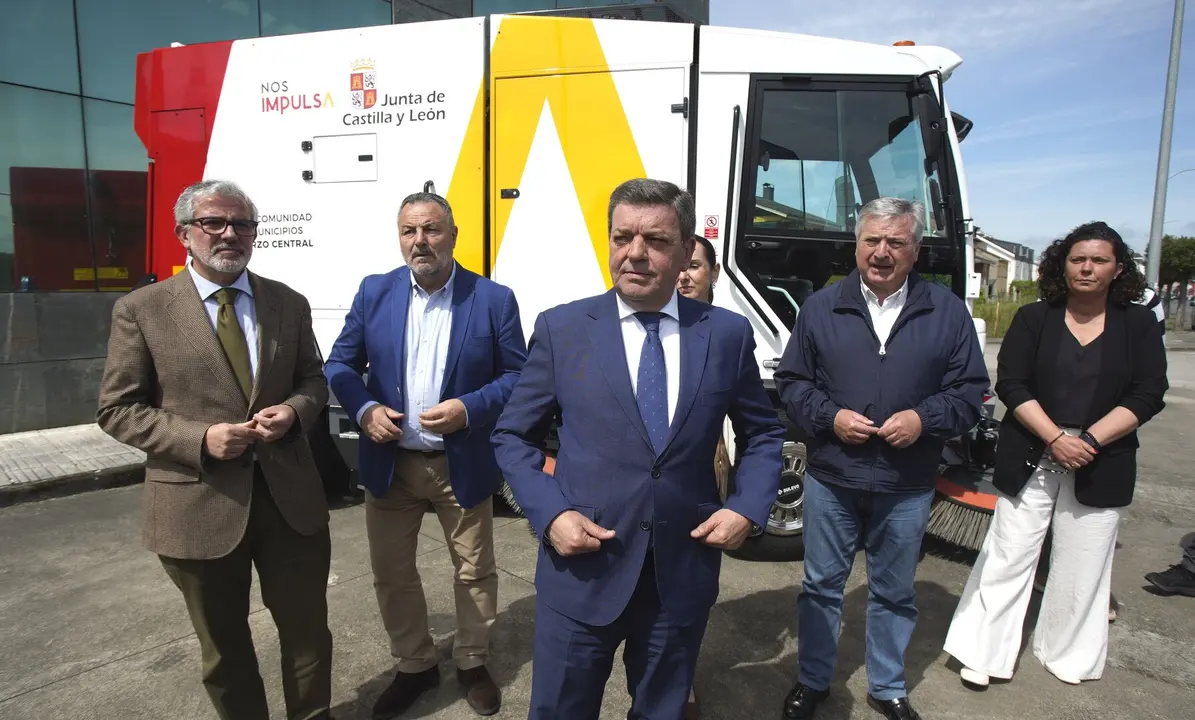 El consejero de la Presidencia, Luis Miguel González Gago (C), durante el acto de entrega y puesta en servicio del nuevo camión barredora para la mancomunidad Bierzo Central. Foto: César Sánchez.