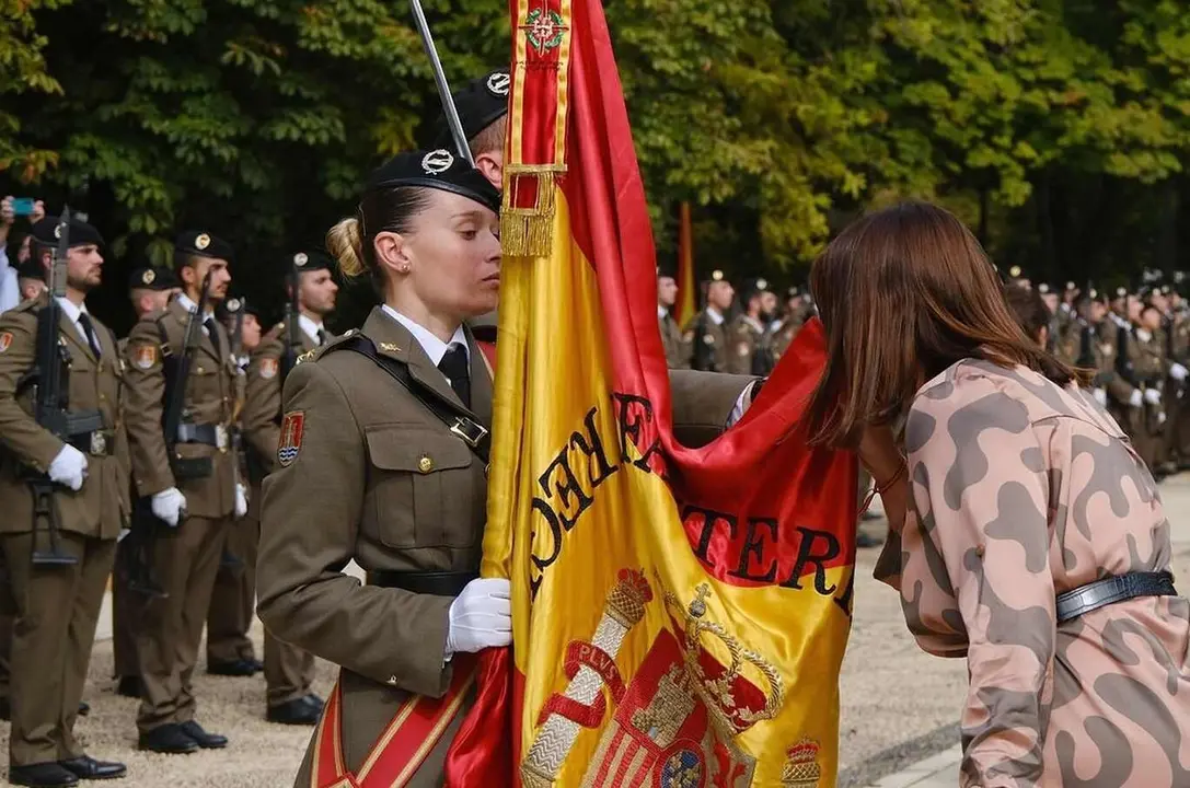 Imagen una la jura de bandera civil.