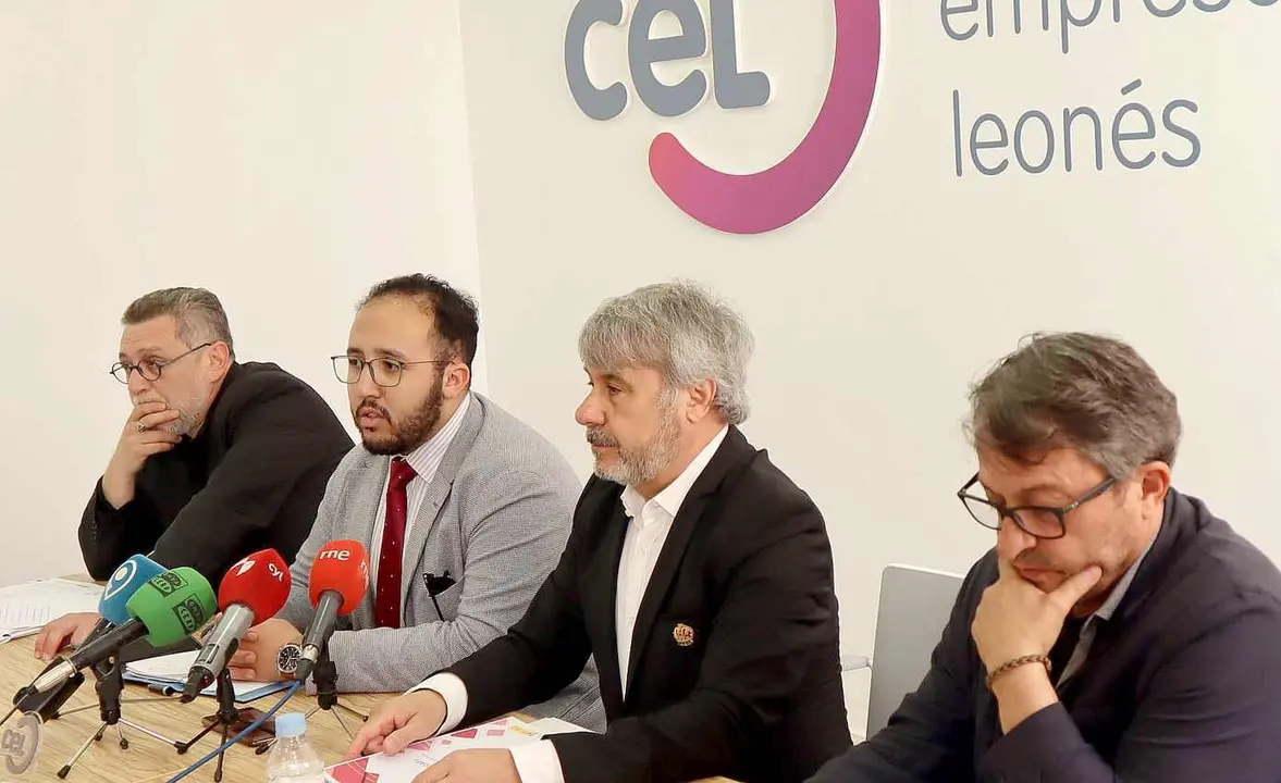 El vicepresidente del CEL, Jes&uacute;s Riol, y  la gerente de Cylcae, Ruth Ruiz, impulsan un convenio entre ambas instituciones.