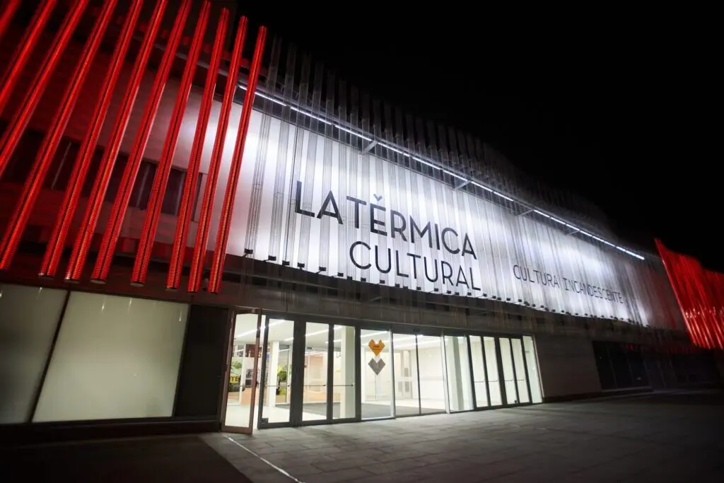 Fachada de la Térmica Cultural de la Ciuden en Ponferrada.