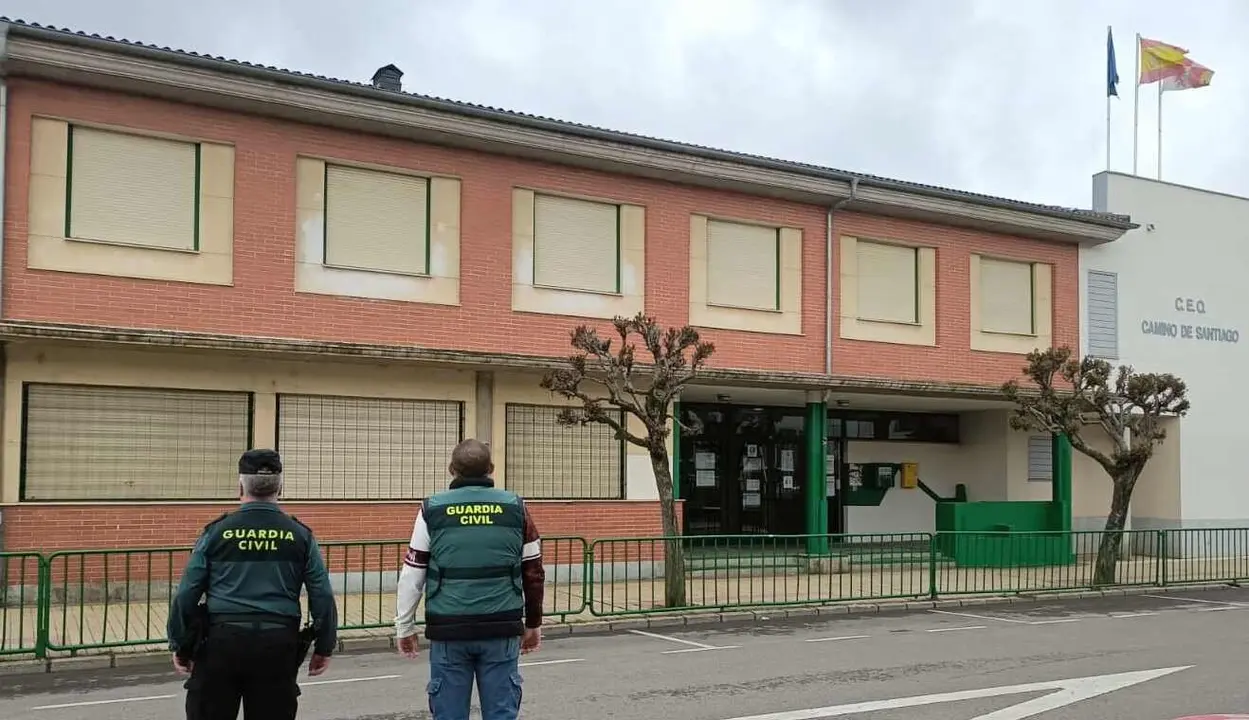 Efectivos de la Guardia Civil ante el colegio en el que se cometieron los hechos.
