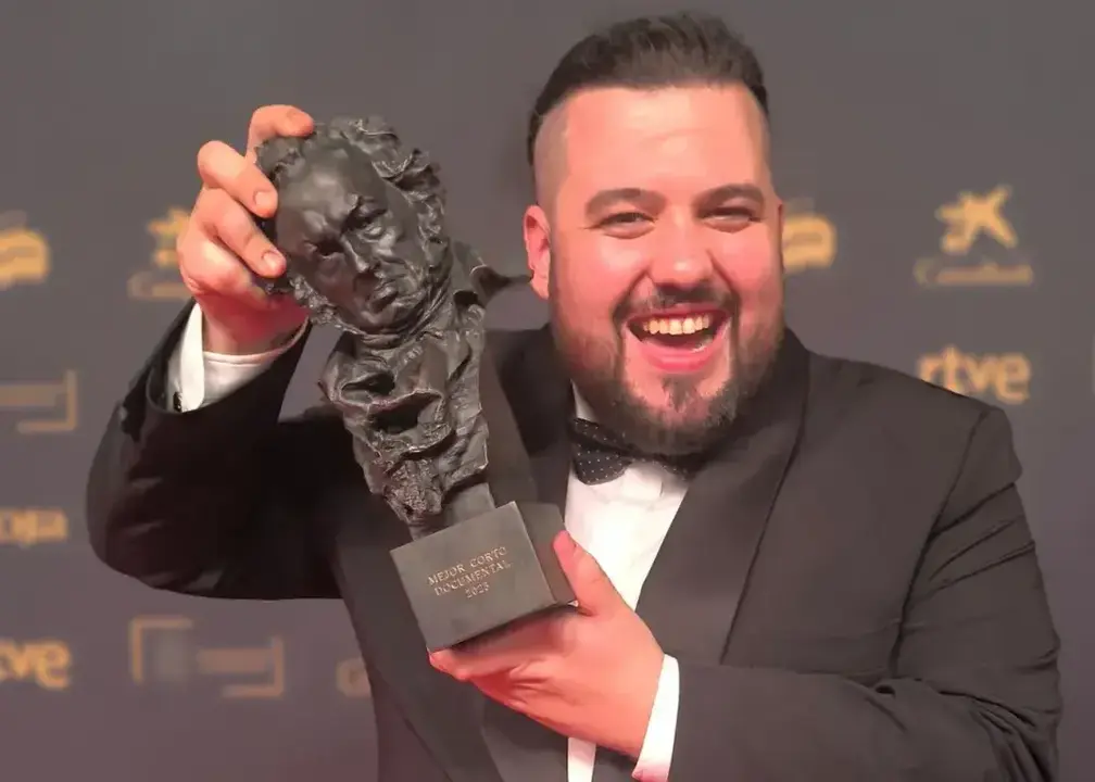 El cineasta leonés Néstor López con su Goya al mejor corto documental. / @nestorlopez_f