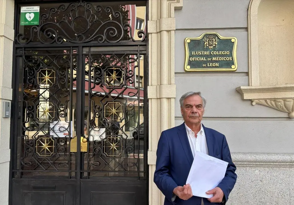 José Pedro Fernández, ante la puerta del Colegio de Médicos.