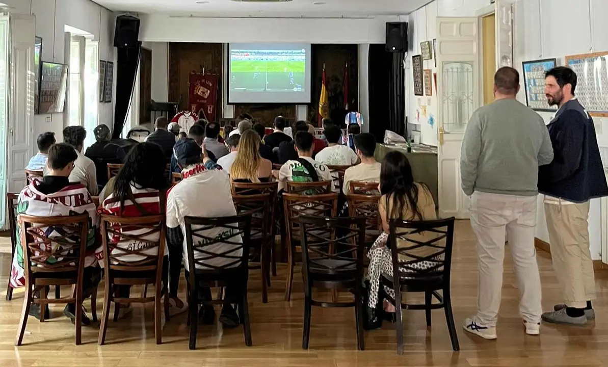 Socios de la Casa de León en Madrid presenciando el derbi ante la Ponferradina.