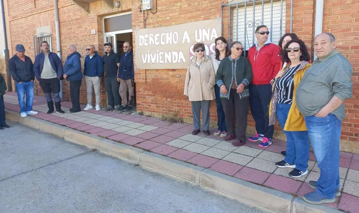 Vecinos arropando a Julián momentos antes de la llegada de la Guardia Civil.