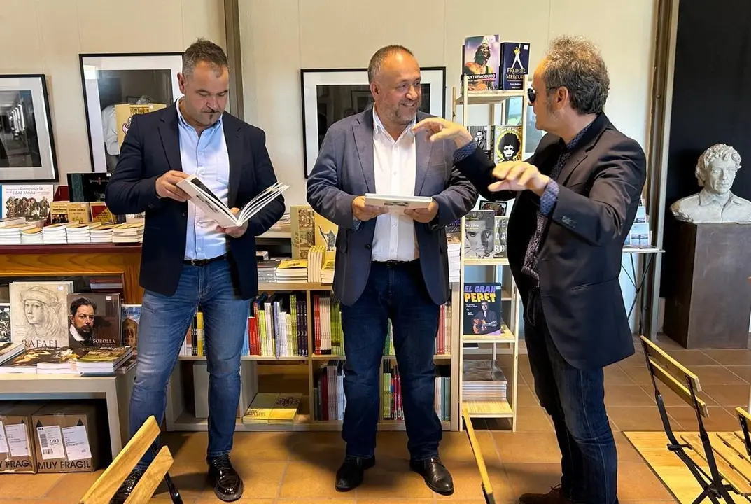 El presidente, Gerardo Álvarez Courel, el diputado de Cultura, Emilio Martínez, y el editor Héctor Escobar inauguran la exposición ‘La mirada cercana de la literatura’ en Factor. Espacio San Feliz.