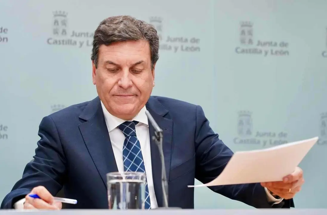 El consejero de Economía y Hacienda y portavoz, Carlos Fernández Carriedo, comparece en rueda de prensa posterior al Consejo de Gobierno.