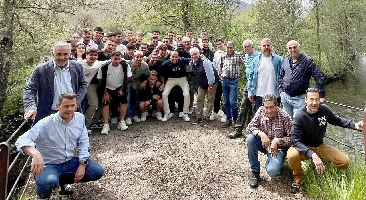La plantilla blanquiazul durante su jornada de ocio en Ancares.
