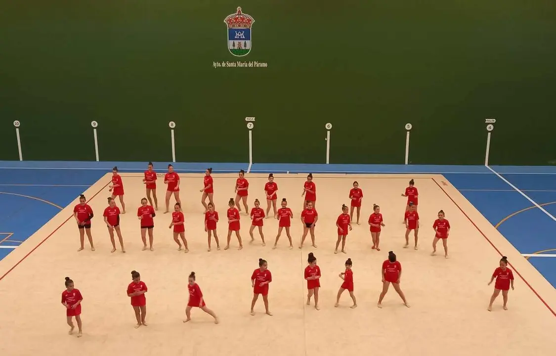 Imagen de una jornada de juegos en las escuelas deportivas de Santa María del Páramo.