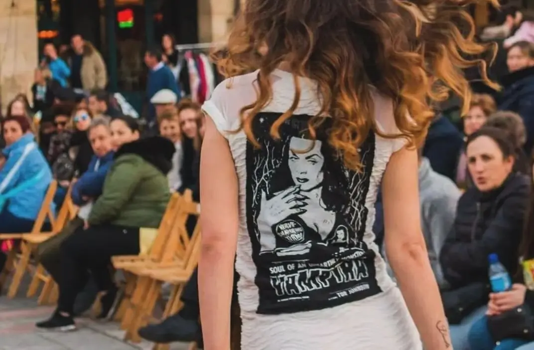 Un momento de un desfile de moda en las calles de León. / ARTYMODA