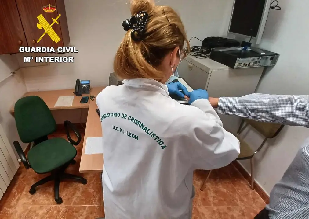 Proceso de identificación del detenido en dependencias de la Guardia Civil.