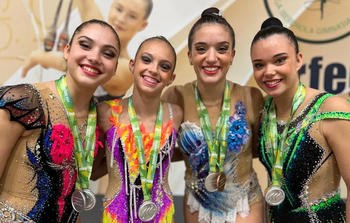 Las gimnastas del Club Ritmo con sus medallas.