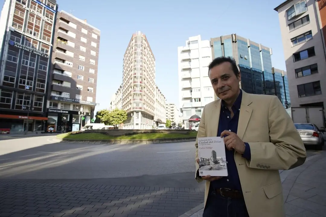 El periodista y escritor berciano, Carlos Fidalgo, presenta su nuevo libro 'La leyenda de la Ciudad del Dólar y el siglo del carbón'. / CÉSAR SÁNCHEZ