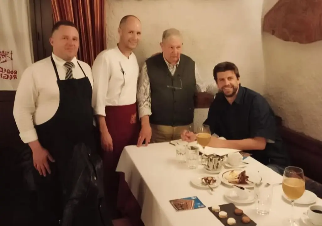 Gerard Piqué, en el Restaurante Bodega Regia de León, antes del partido Cultural-Andorra. / BODEGA REGIA