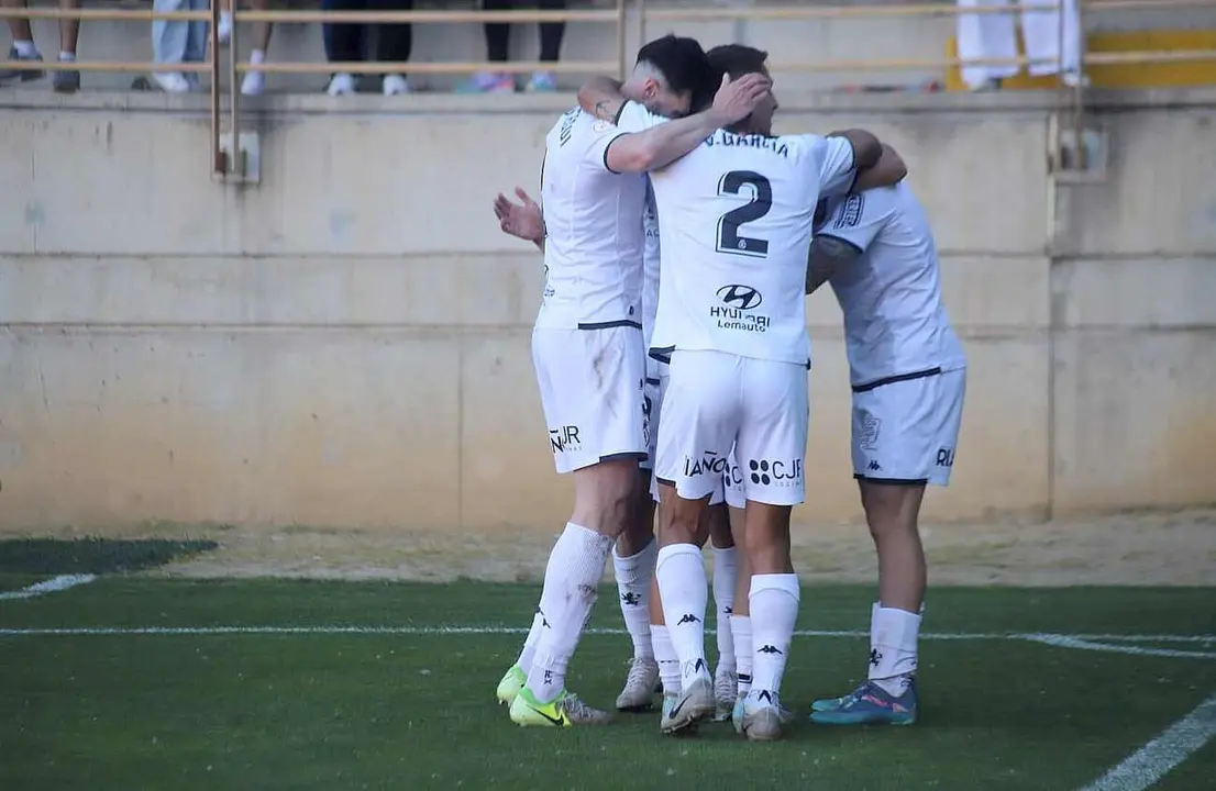Los jugadores de la Cultural celebran el gol de Luis Chacón. Foto: Isaac Llamazares
