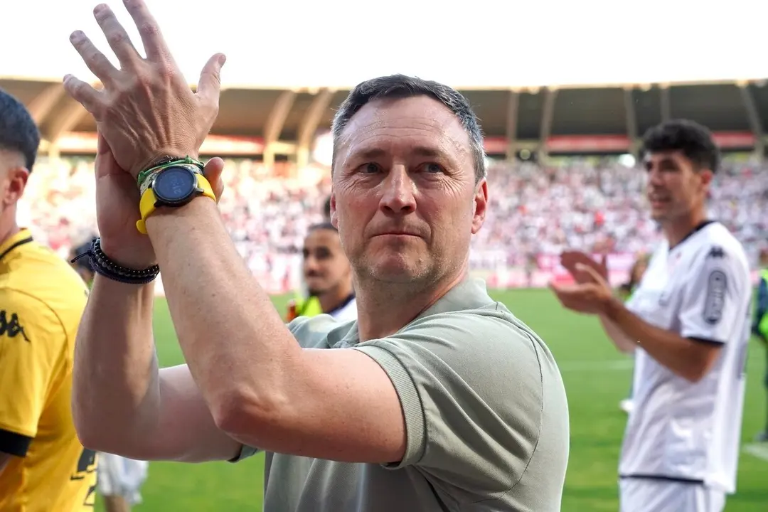 Raúl Llona, durante la celebración del equipo por su ascenso a Segunda División. Foto: Campillo