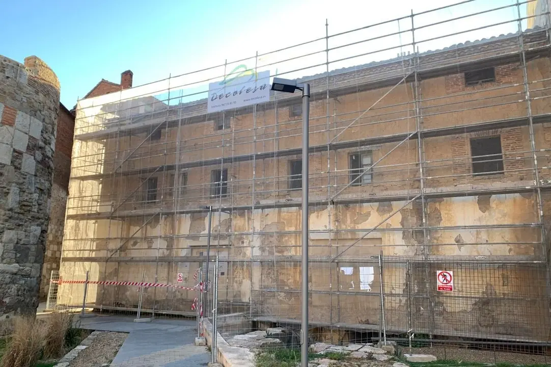 Los andamios ya cubren el Molino Sidrón para su rehabilitación.