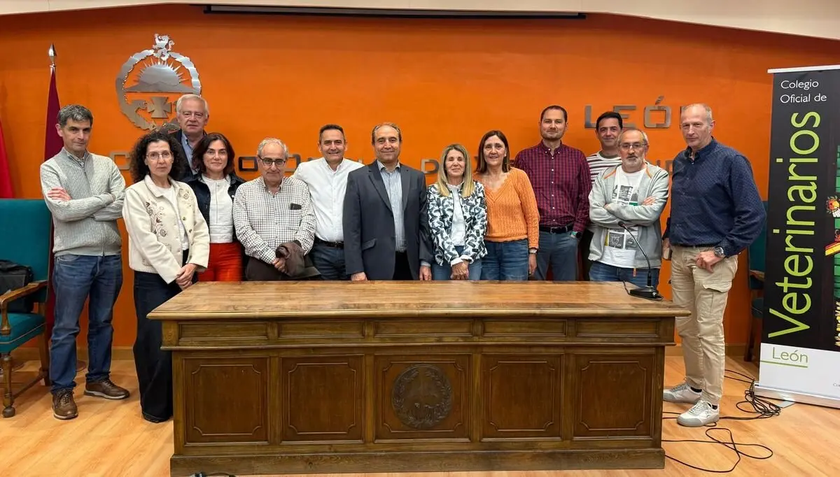 Junta Directiva entrante y saliente del Sindicato de Veterinarios de León.