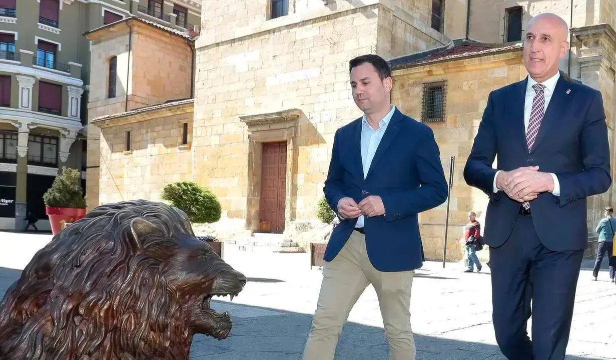José Antonio Diez y Javier Cendón a las puertas del ayuntamiento de la capital.