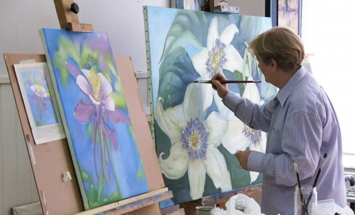Imagen de archivo de una mujer pintando.