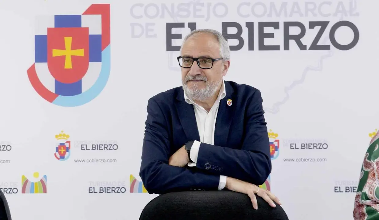 El presidente del Consejo Comarcal, Olegario Ramón, durante la rueda de prensa para detallar el presupuesto del 2025, que se debate en el pleno de mañana martes. Foto: César Sánchez