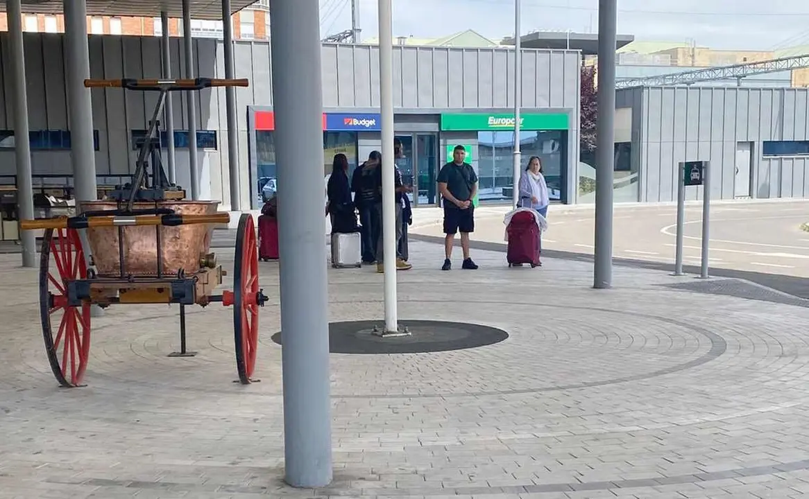 Imagen de un grupo de clientes en la estación de tren a la espera de un servicio de taxi.