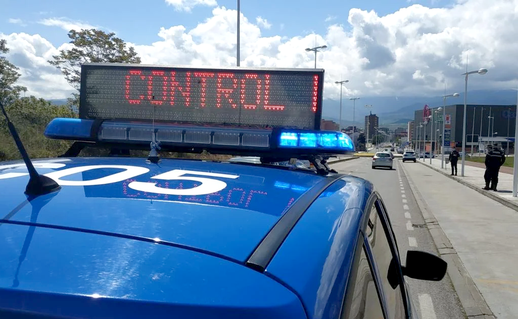 Efectivos de la Policía Local de Ponferrada, durante un control.