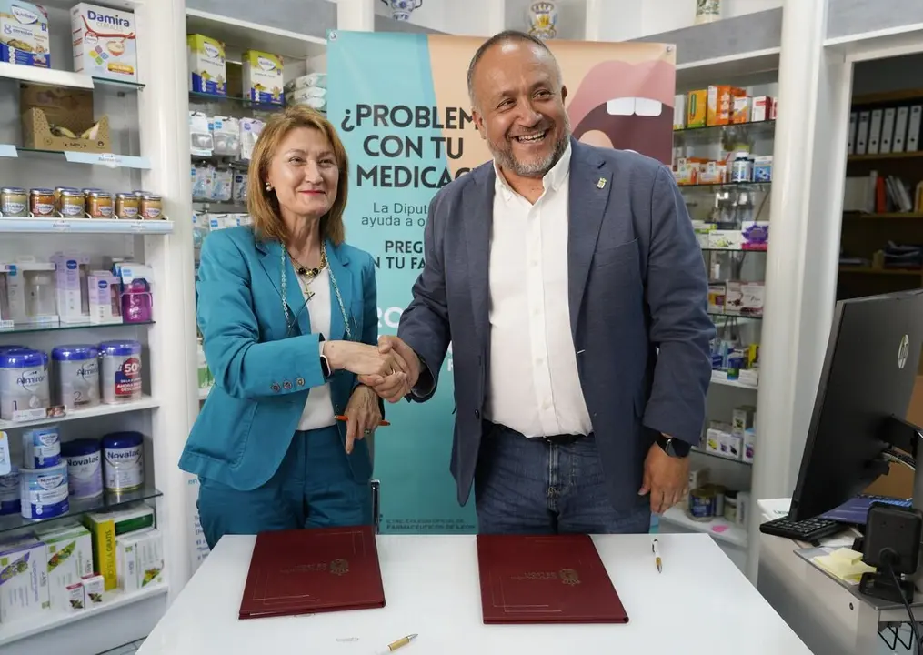 El presidente de la Diputación de León, Gerardo Álvarez Courel, y la presidenta del Colegio Oficial de Farmacéuticos de León, Montserrat Ávila, durante la firma en Bembibre (León), de la renovación del contrato para el servicio de atención personalizada en las farmacias rurales de León