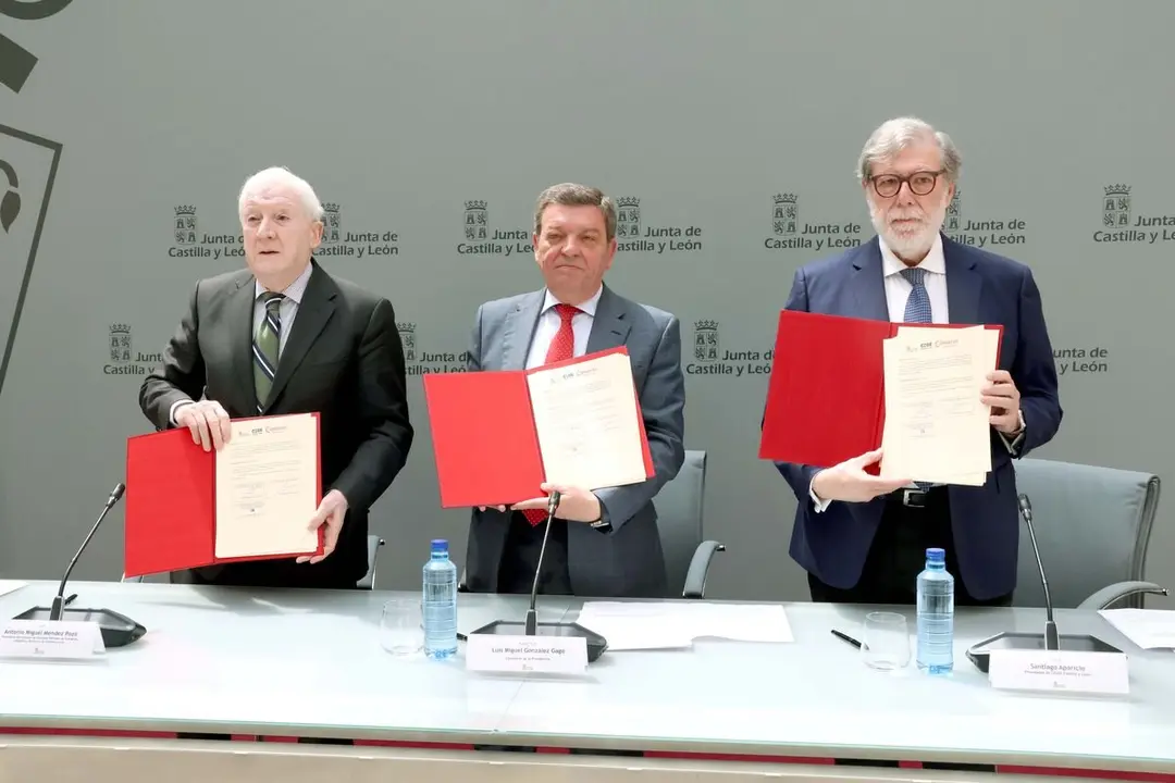 El consejero de la Presidencia, Luis Miguel González Gago, en la firma del nuevo convenio de colaboración con los presidentes del Consejo de Cámaras de Comercio de Castilla y León, Antonio Miguel Méndez Pozo, y de la CEOE Castilla y León, Santiago Aparicio Jiménez.