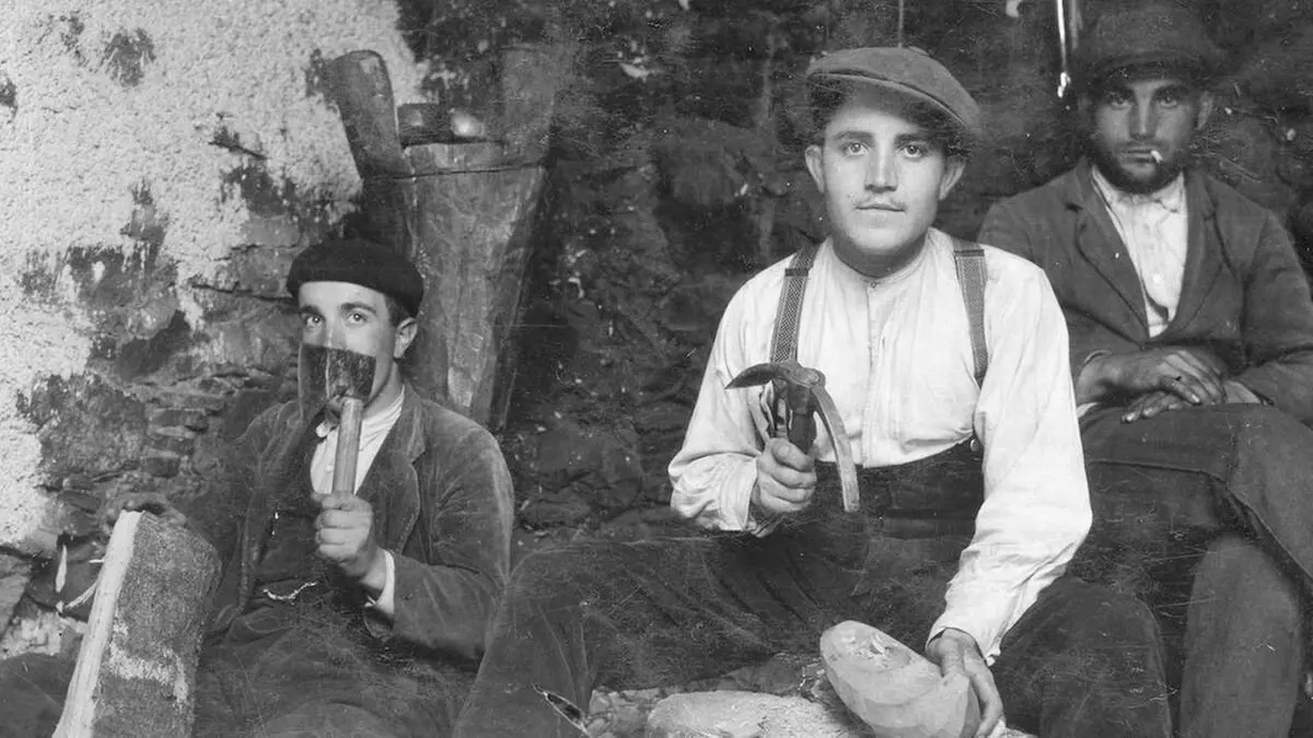 Fotograma de 'Los Cunqueiros', artesanos ambulantes que fabricaban piezas de madera torneadas y que llegaban a pasar hasta nueve meses al año fuera de casa. / IVÁN MENÉNDEZ