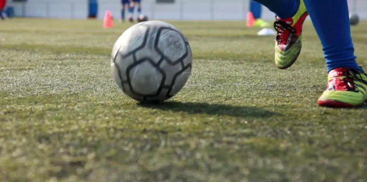Imagen de archivo de una persona jugando al fútbol.