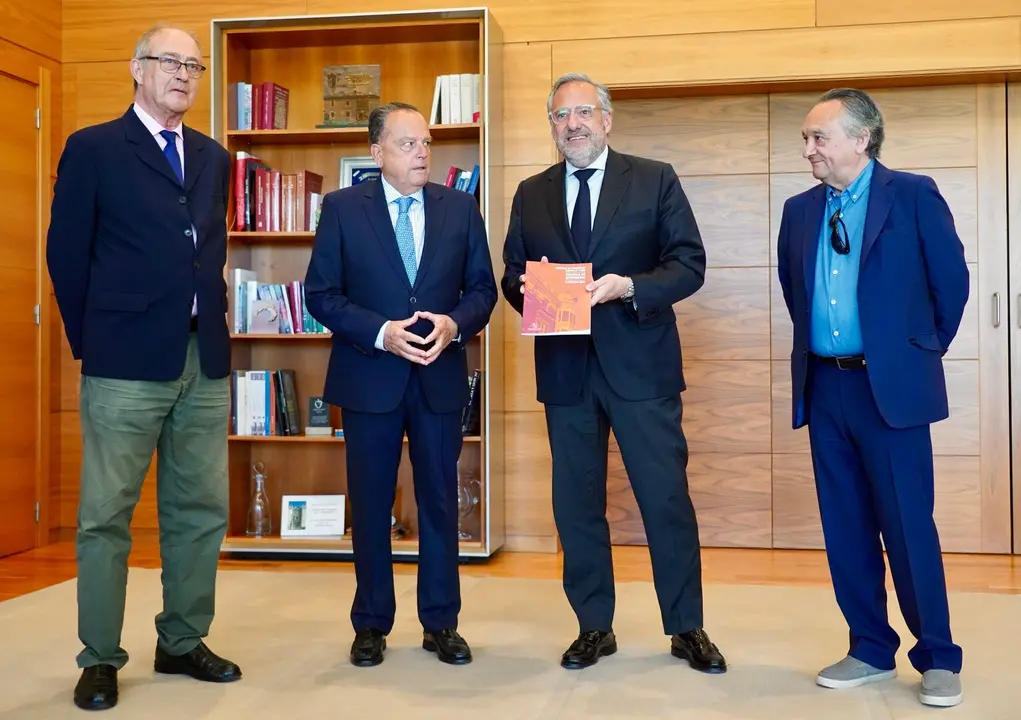 El presidente de las Cortes de Castilla y León, Carlos Pollán, recibe en su despacho al presidente del Consejo de Cuentas, Mario Amilivia, que le entrega la Memoria de Actividades de la Institución correspondiente a 2024.